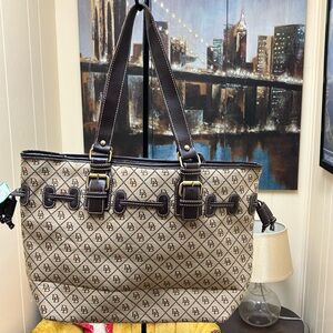 Beautiful Dooney & Bourke purse $50